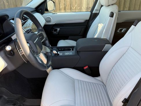 Certified 2025 Land Rover Discovery Dynamic SE image 11