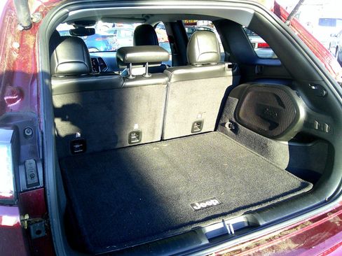 Used 2019 Jeep Cherokee Overland w/ Trailer Tow Group image 12