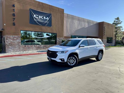 Used 2018 Chevrolet Traverse LT w/ LPO, Black Accent Package FWD image 2