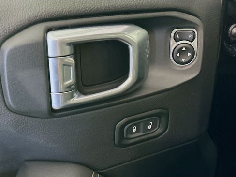Used 2023 Jeep Wrangler Unlimited Sahara AWD/4WD image 15