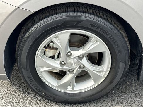 Used 2023 Hyundai Elantra SE image 11