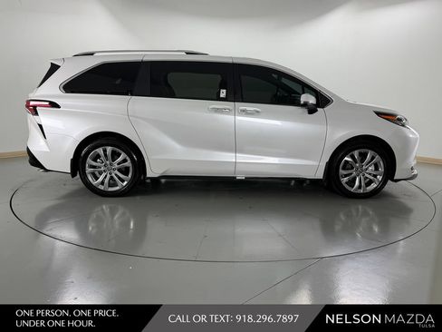 Used 2024 Toyota Sienna Platinum FWD image 5
