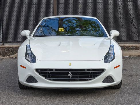 Used 2016 Ferrari California T RWD image 19