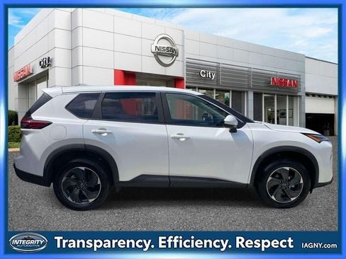 Used 2024 Nissan Rogue SV AWD/4WD image 5