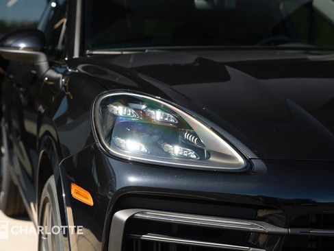 Used 2022 Porsche Cayenne S AWD/4WD image 3