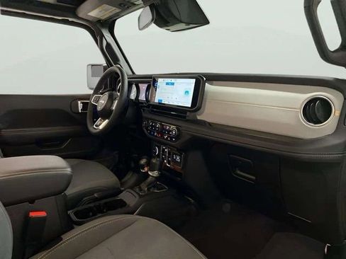 Used 2025 Jeep Wrangler Unlimited Sahara w/ Safety Group AWD/4WD image 21