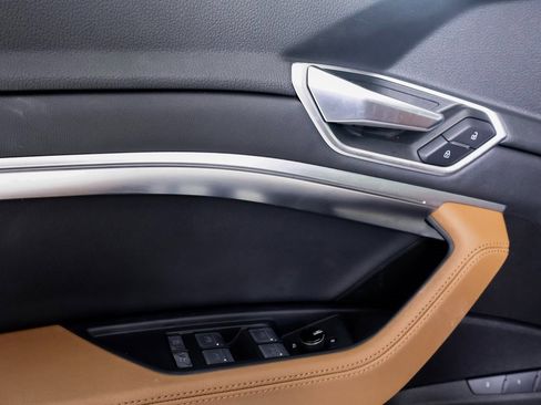 Used 2022 Audi e-tron Premium Plus image 21