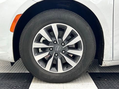 Used 2024 Chrysler Pacifica Limited FWD image 5