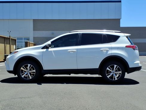 Used 2018 Toyota RAV4 XLE AWD/4WD image 4