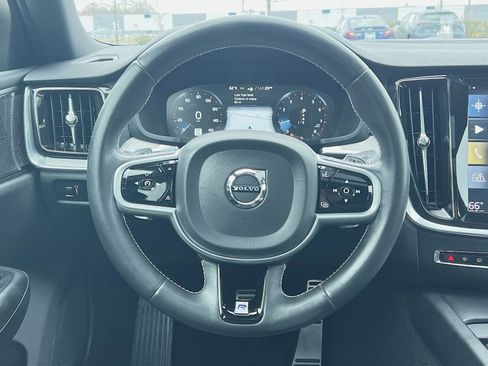 Used 2019 Volvo S60 T5 R-Design image 16