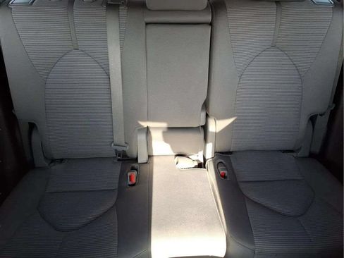 Used 2024 Toyota Highlander LE FWD image 17