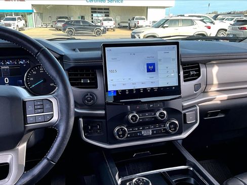 Used 2022 Ford Expedition Max XLT image 6