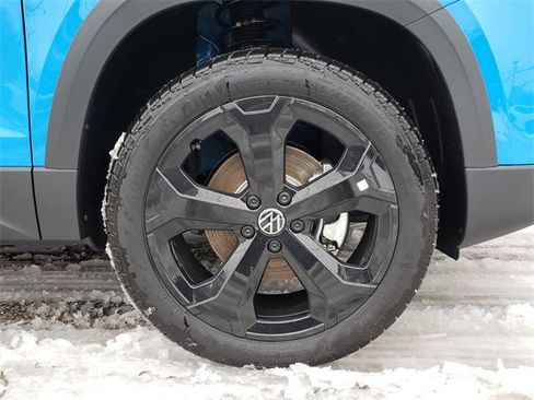 New 2025 Volkswagen Taos SE image 12