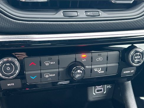 New 2026 Jeep Compass Latitude image 18