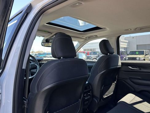 Used 2023 Jeep Grand Cherokee Laredo w/ Luxury Tech Group I image 16