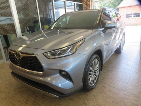 Used 2021 Toyota Highlander Platinum FWD image 94