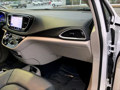 Used 2024 Chrysler Pacifica Touring-L FWD image 18