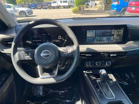 Used 2025 Nissan Kicks SV AWD/4WD image 15