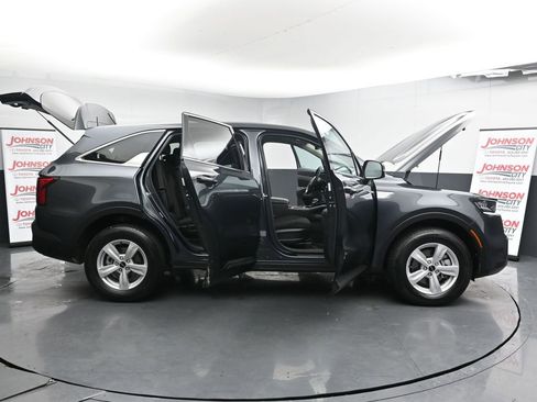 Used 2023 Kia Sorento LX image 44