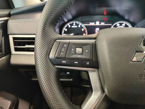 Used 2025 Mitsubishi Outlander SE image 18