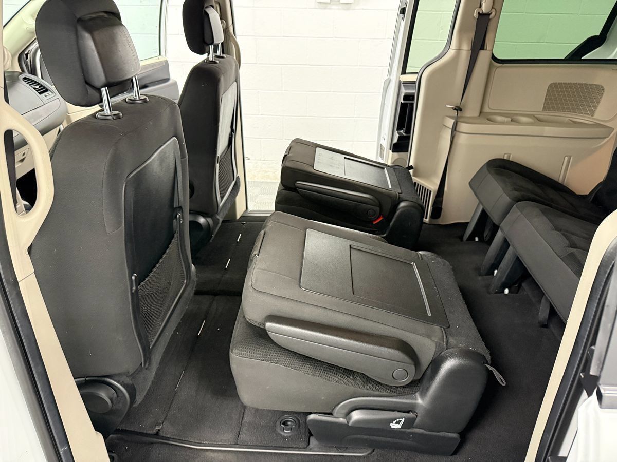 Used 2019 Dodge Grand Caravan SE FWD image 14