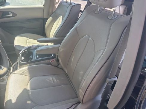 Used 2017 Chrysler Pacifica Limited w/ UConnect Theater Package FWD image 44
