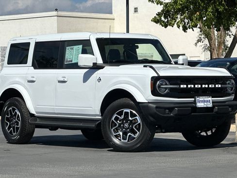Used 2025 Ford Bronco Outer Banks image 2