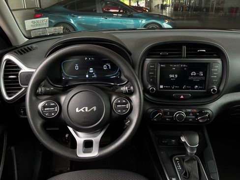 Used 2025 Kia Soul LX w/ LX Technology Package FWD image 12