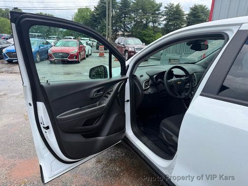 Used 2020 Chevrolet Trax LS w/ Tint and Cruise Package FWD image 9