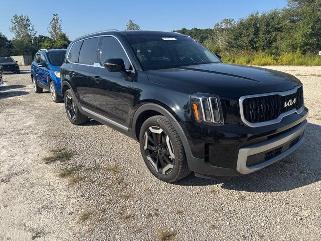Used 2024 Kia Telluride EX w/ EX Captain's Chair Package AWD/4WD image 2