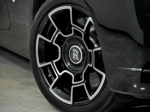 Used 2018 Rolls-Royce Dawn RWD image 4