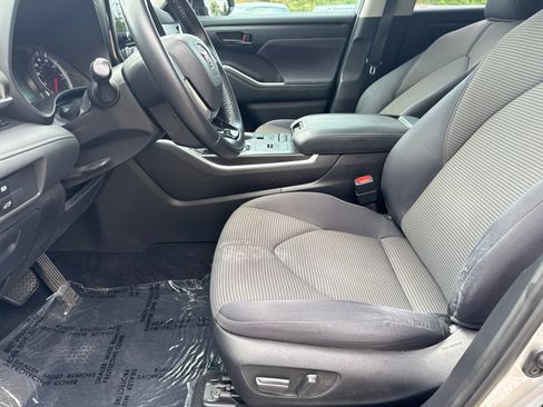 Used 2021 Toyota Highlander LE FWD image 9