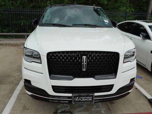 Used 2024 Lincoln Navigator Premiere AWD/4WD image 2