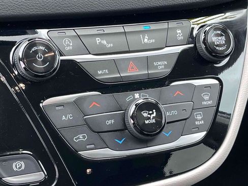 Used 2024 Chrysler Pacifica Touring-L FWD image 29