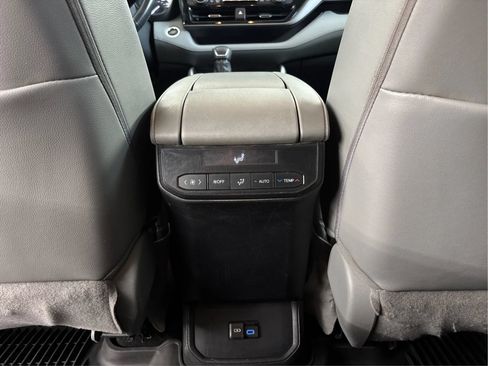 Used 2022 Toyota Highlander XLE AWD/4WD image 27