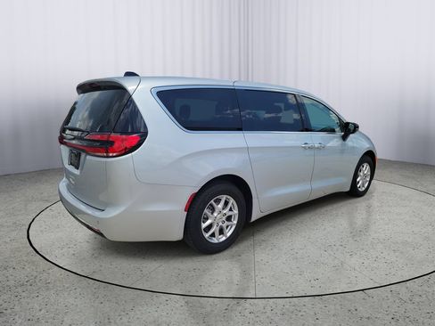 Used 2024 Chrysler Pacifica Touring-L FWD image 2