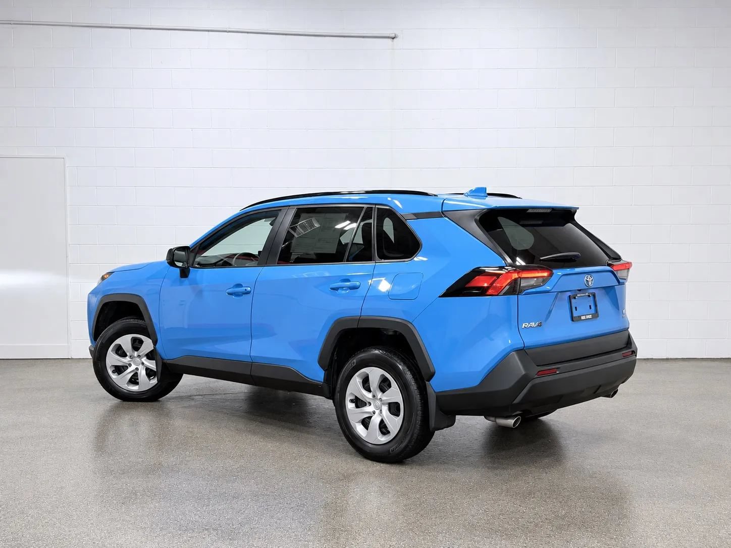 Used 2021 Toyota RAV4 LE w/ Carpet Mat Package (TMS) AWD/4WD image 5