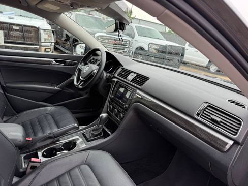 Used 2018 Volkswagen Passat 2.0T SEL Premium FWD image 9