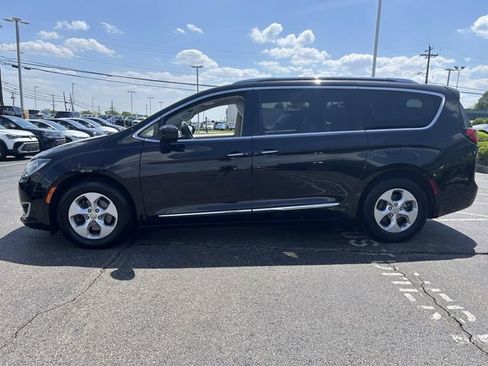 Used 2017 Chrysler Pacifica Touring-L Plus FWD image 4