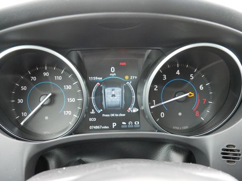 Used 2018 Jaguar F-PACE Premium image 25