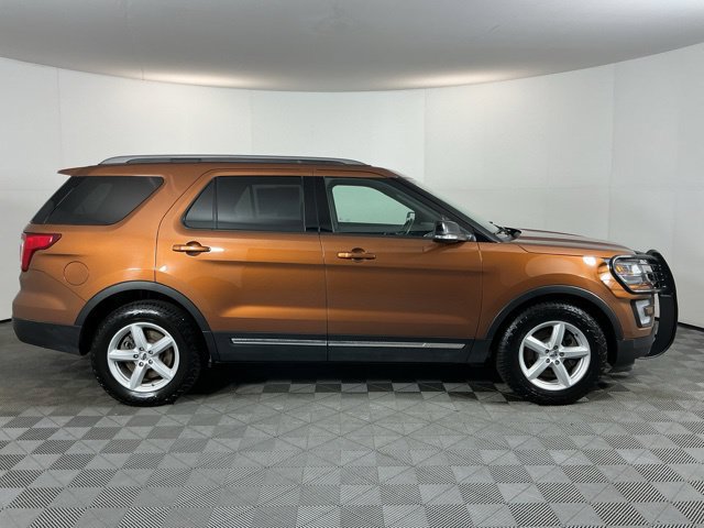 Used 2017 Ford Explorer XLT AWD/4WD image 4