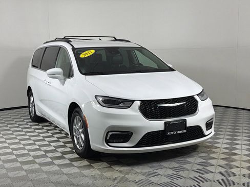 Used 2022 Chrysler Pacifica Touring-L FWD image 3