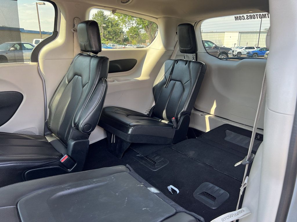 Used 2023 Chrysler Pacifica Touring-L FWD image 28