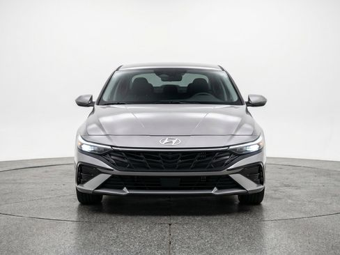 Used 2025 Hyundai Elantra SEL FWD image 2