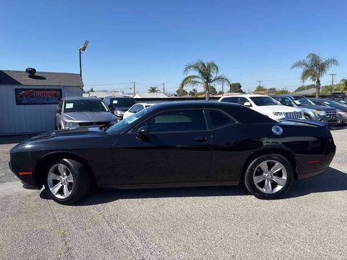 Used 2019 Dodge Challenger SXT RWD image 5