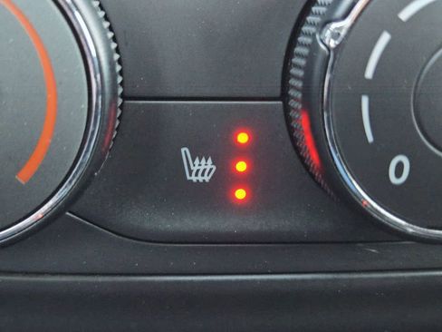 Used 2025 Chevrolet Trax RS w/ Sunroof Package image 24