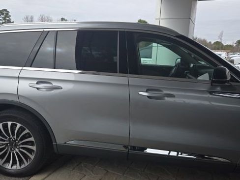 Used 2023 Lincoln Aviator AWD w/ Premium Package image 3