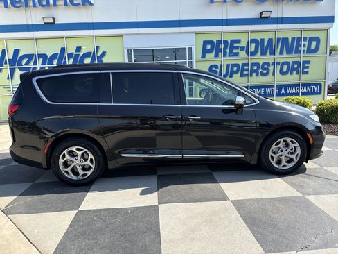 Used 2023 Chrysler Pacifica Limited FWD image 11