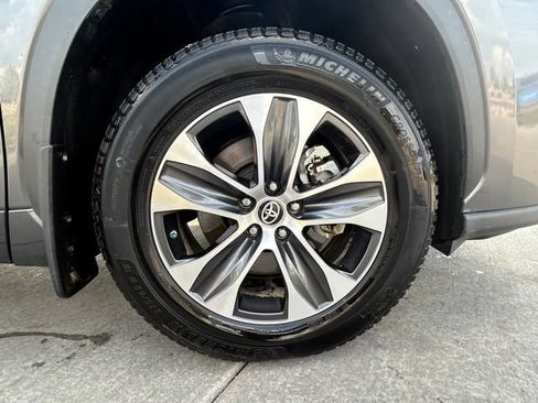 Used 2020 Toyota Highlander XLE AWD/4WD image 34