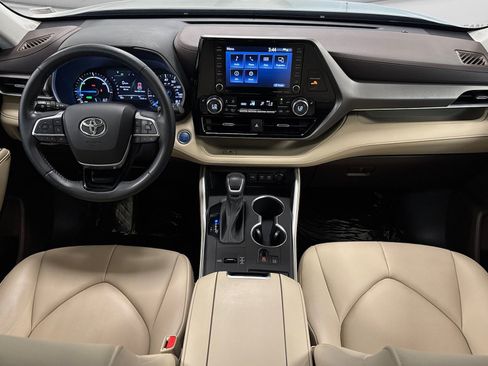 Used 2020 Toyota Highlander XLE AWD/4WD image 14